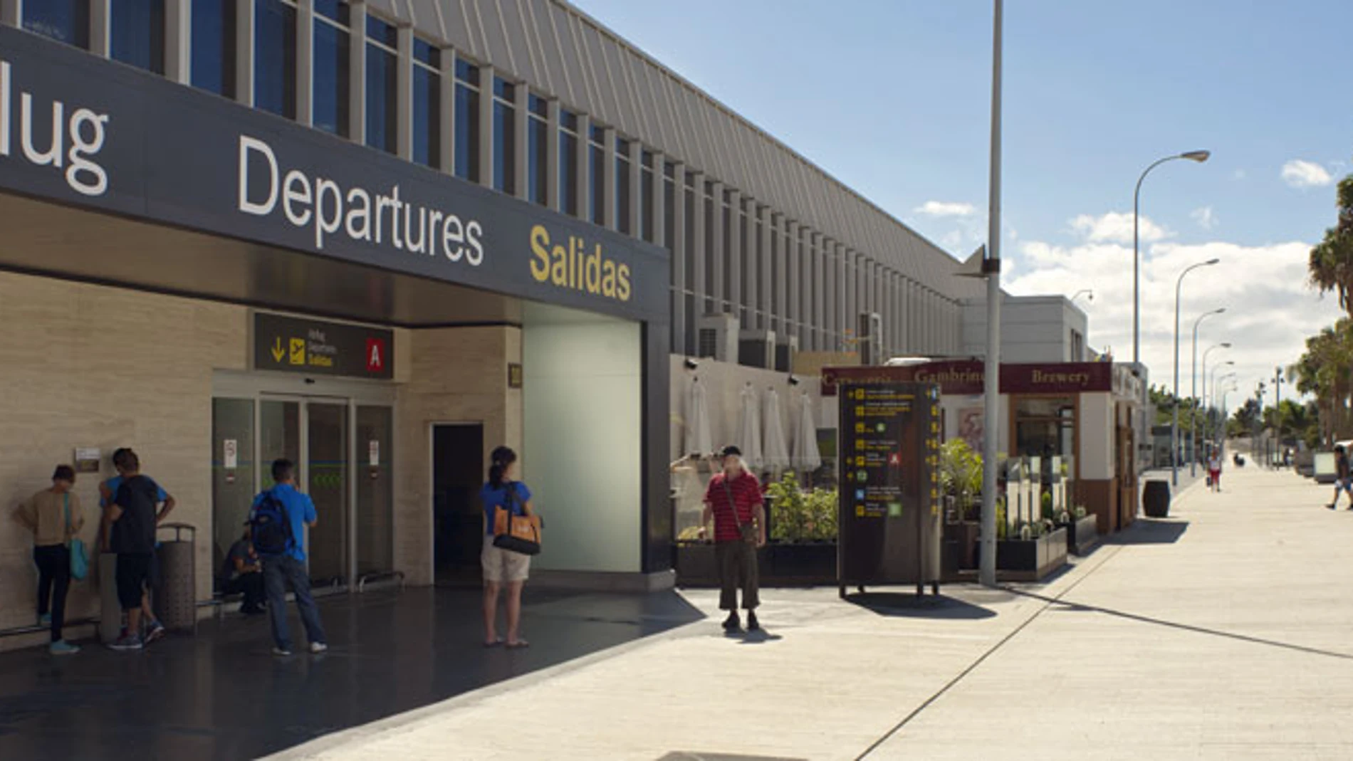 Imagen de la fachada del aeropuerto de Tenerife