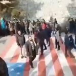 Iraníes pisan la bandera de EE UU en la Embajada de Teherán