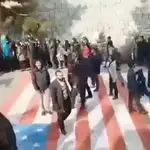 Iraníes pisan la bandera de EE UU en la Embajada de Teherán