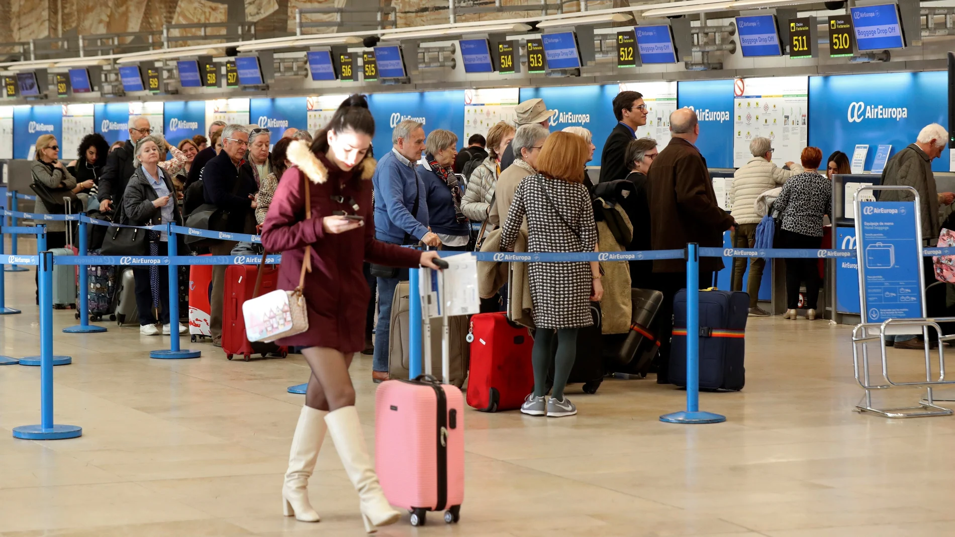 Una pasajera con una pequeña maleta en el aeropuerto de Madrid-Barajas