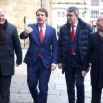 El presidente de la Junta de Castilla y León, Alfonso Fernández Mañueco, visita León. Junto a él, el portavoz del PP en el Ayuntamiento, Antonio Silván; el delegado territorial de la Junta, Juan Martínez Majo y el viceportavoz, Fernando Salguero