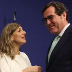 La nueva ministra de Trabajo, Yolanda Díaz y el presidente de la CEOE, Antonio Garamendi