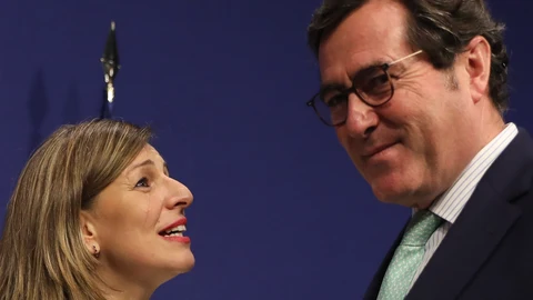 La nueva ministra de Trabajo, Yolanda Díaz y el presidente de la CEOE, Antonio Garamendi