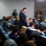 GRAF2059 MADRID, 14/01/2020.- El presidente del Gobierno, Pedro Sánchez, a su llegad a la rueda de prensa ofrecida este martes al término de la primera reunión del nuevo Consejo de Ministros, formado por 17 miembros del PSOE y cinco de Unidas Podemos, en la que ha subrayado que PSOE y Unidas Podemos han formado "una coalición de gobierno, no de pensamiento", y que, por tanto, cada partido decidirá si los ministros que también son diputados continúan o no en sus escaños. EFE/Emilio Naranjo
