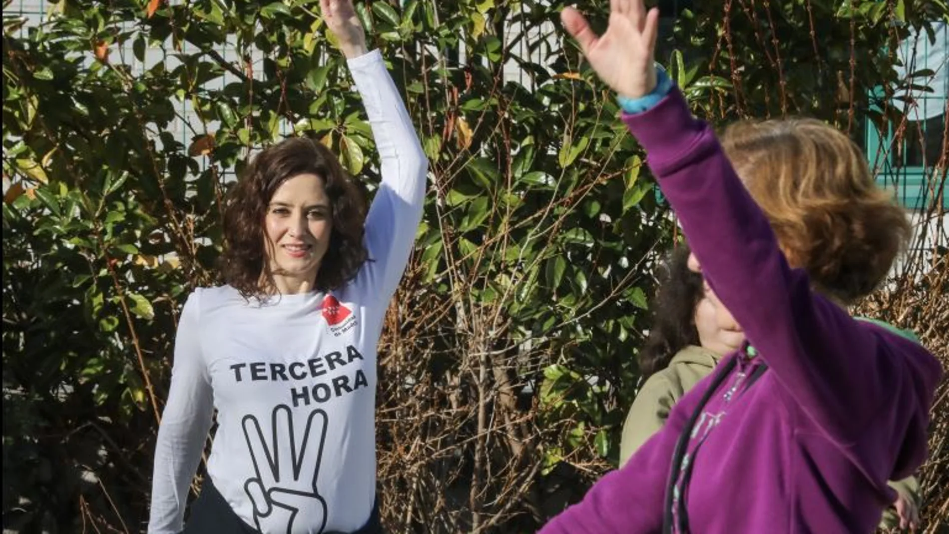 La presidenta de la Comunidad de Madrid, Isabel Díaz Ayuso (i) hace ejercicio con alumnos y profesores después de la presentación de la ampliación de una tercera hora de la asignatura de Educación Física que comenzará el próximo curso, en el IES Santamarca, en Madrid (España), el 9 de enero de 2020.