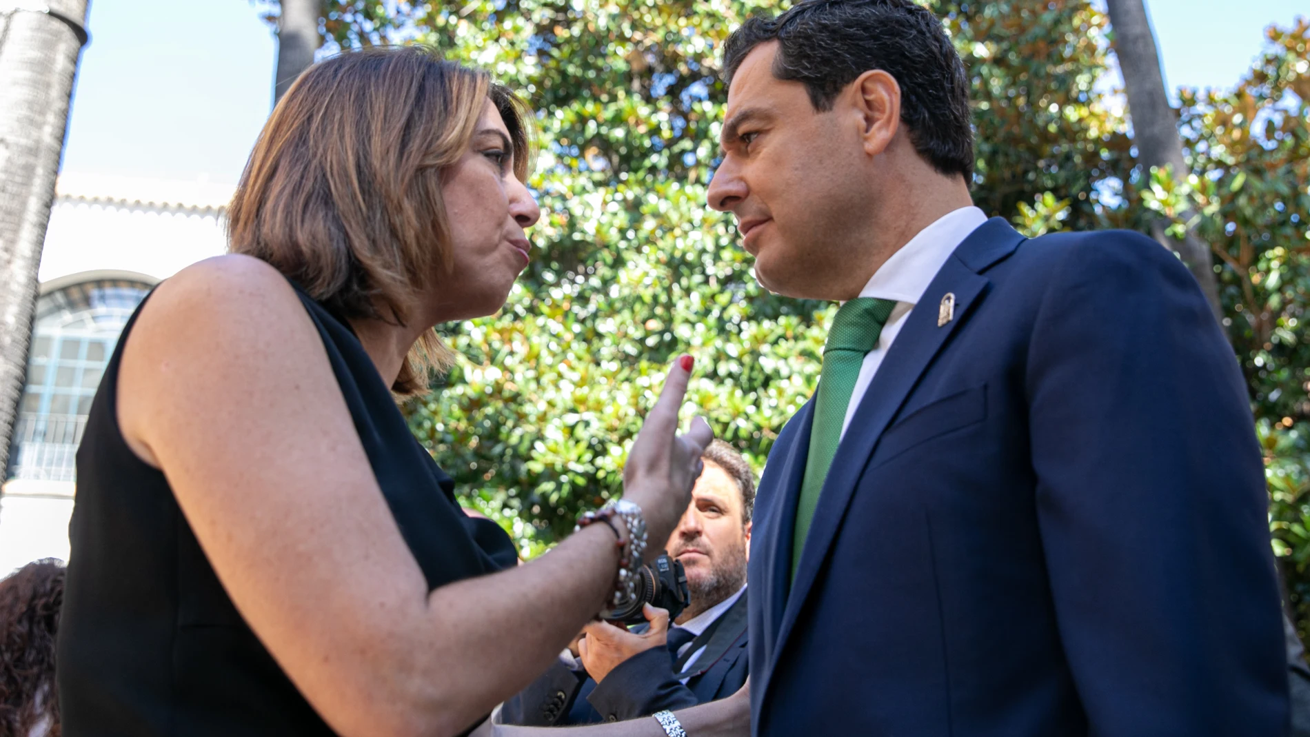 El presidente de la Junta, Juanma Moreno, saluda a la secretaria general del PSOE-A, Susana Díaz, en un acto homenaje a Blas Infante