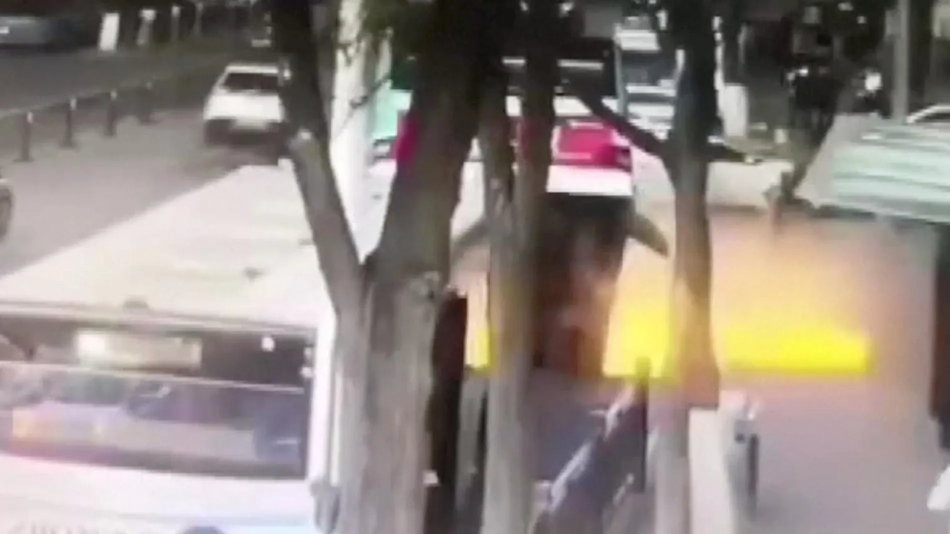 Mueren seis personas al hundirse un autobús en un socavón en la ciudad china de Xining