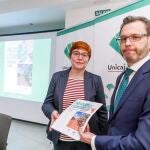 El director de Área de Unicaja Banco para Segovia y Ávila, José Manuel Matilla, y la coordinadora del informe, Felisa Becerra