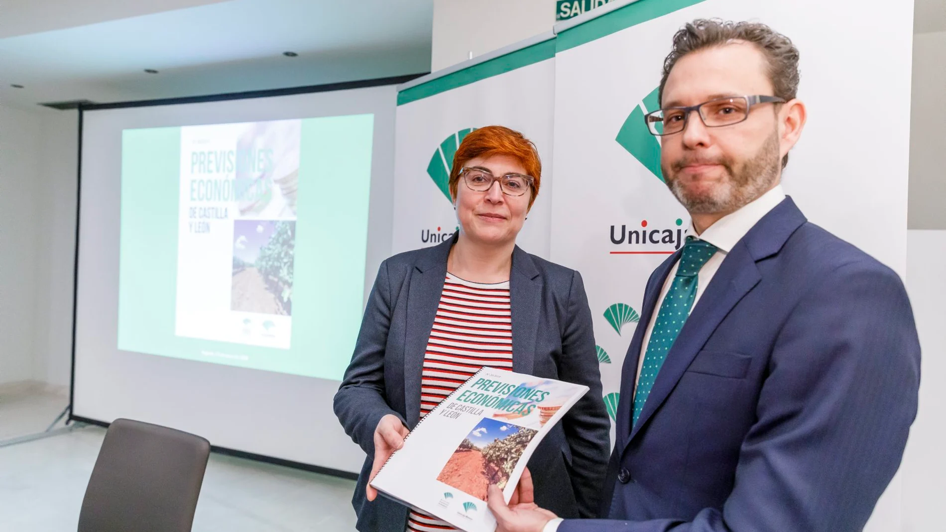 El director de Área de Unicaja Banco para Segovia y Ávila, José Manuel Matilla, y la coordinadora del informe, Felisa Becerra