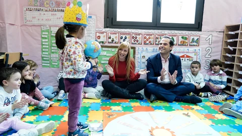 El vicepresidente de la Comunidad de Madrid, Ignacio Aguado, hoy, durante la visita al aula de Patricia del Valle, la docente galardonada como mejor profesora de Infantil de España.