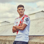 Julián Álvarez posa con la camiseta de River Plate.