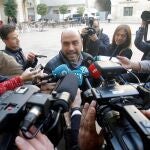 El exalcalde de Alicante Gabriel Echávarri, del PSPV-PSOE, a su llegada al juicio en la Audiencia Provincial en una imagen de archivo