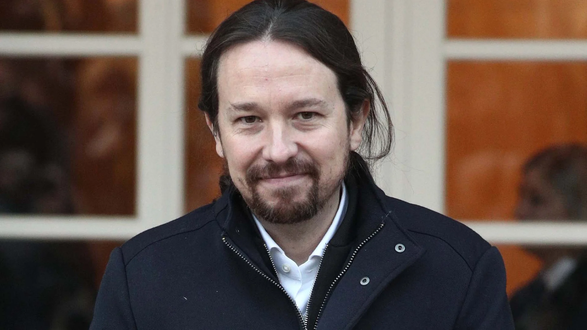 Pablo Iglesias posa en La Moncloa con su cartera de vicepresidente segundo del Gobierno