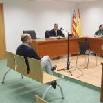 El exalcalde de Alicante Gabriel Echávarri, del PSPV-PSOE, durante el juicio en la Audiencia Provincial por despedir a una trabajadora municipal cuñada del portavoz del PP en 2017 (actual alcalde).