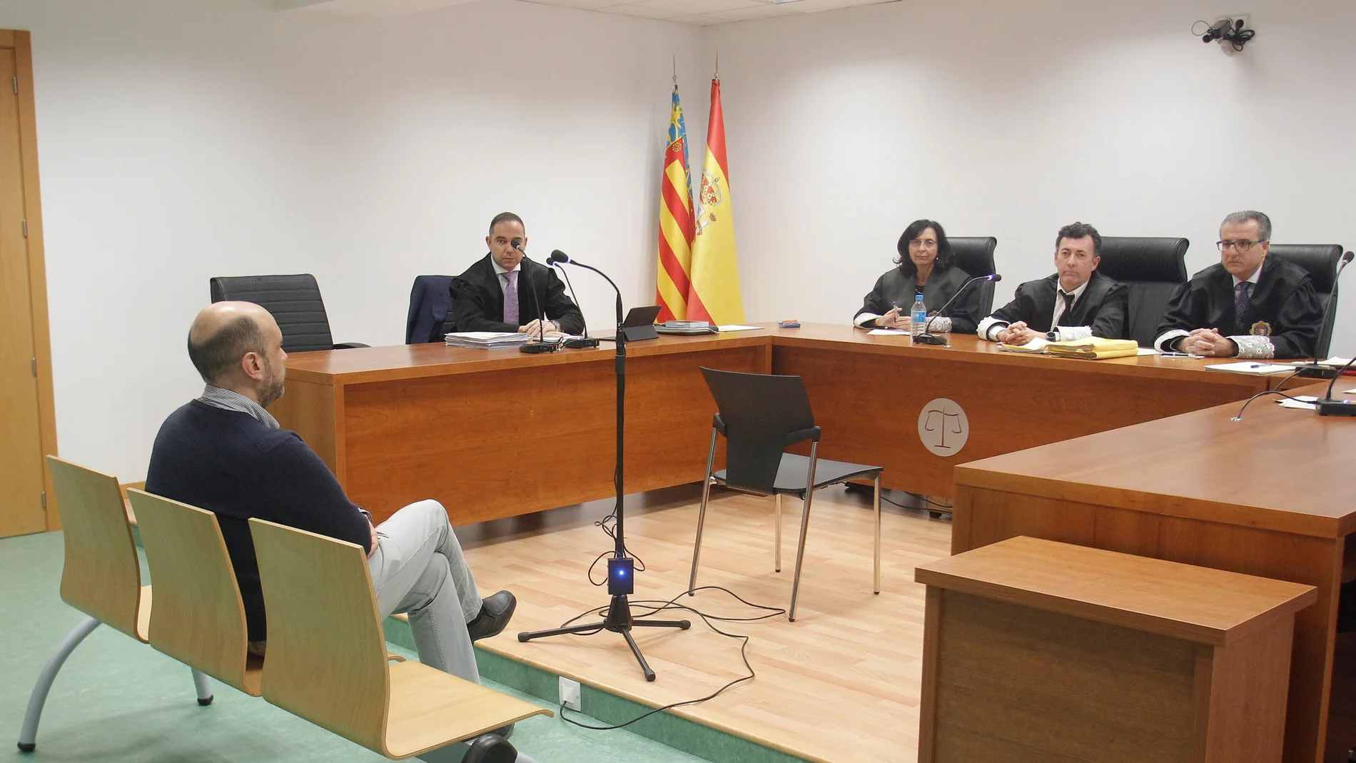 Echávarri llega al juicio por echar a una funcionaria sin hacer declaraciones