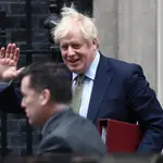 Boris Johnson abandonando Downing Street. REUTERS/Simon Dawson
