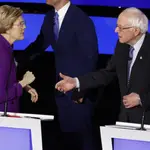 Warren se negó a dar la mano a Sanders después de que, supuestamente, el senador de Vermont afirmara que una mujer blanca no tiene opciones para ser presidenta/AP