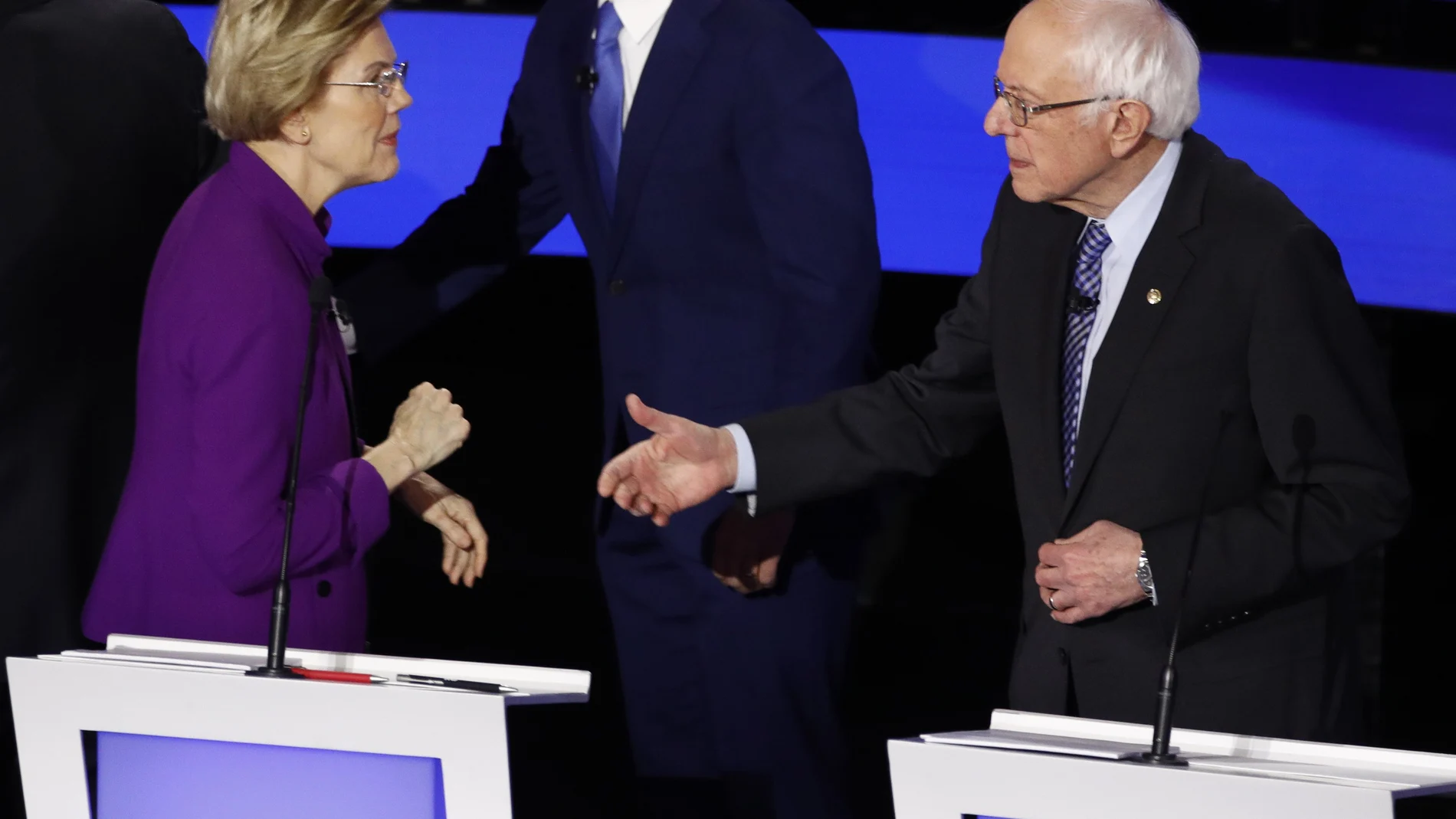 Warren se negó a dar la mano a Sanders después de que, supuestamente, el senador de Vermont afirmara que una mujer blanca no tiene opciones para ser presidenta/AP