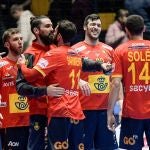 Los jugadores de la selección española de balonmano celebran una victoria