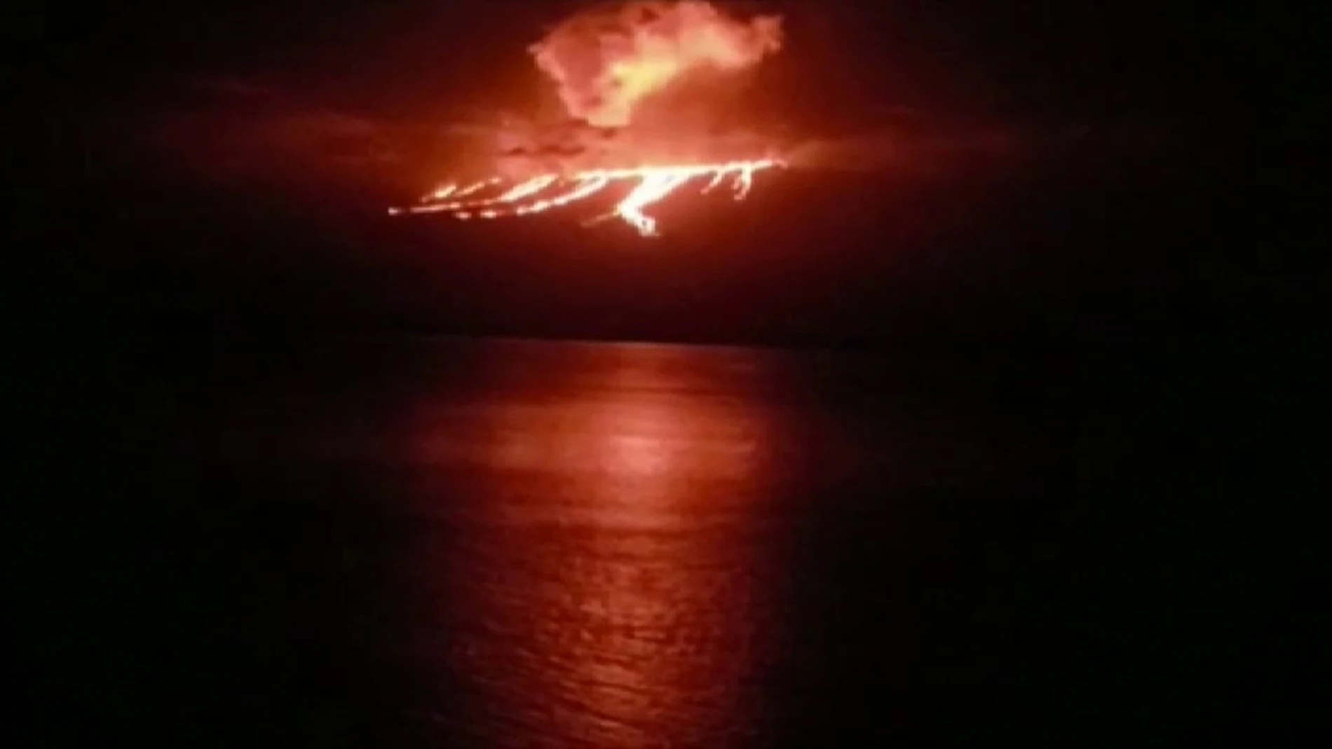 Un volcán de Ecuador entra en erupción