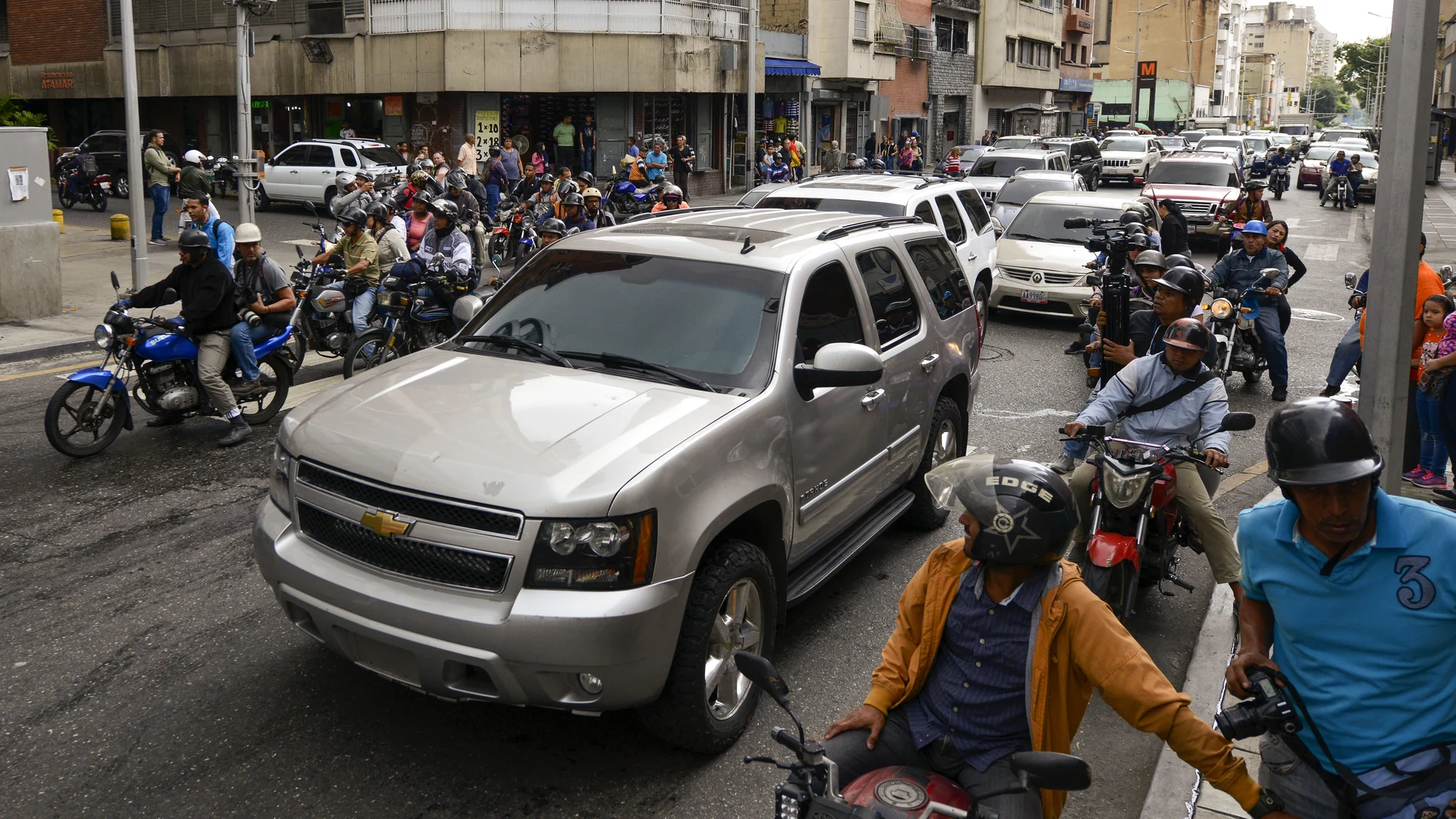 Varios periodistas en motocicleta seguían a la caravana de la oposición cuando se produjeron las agresiones