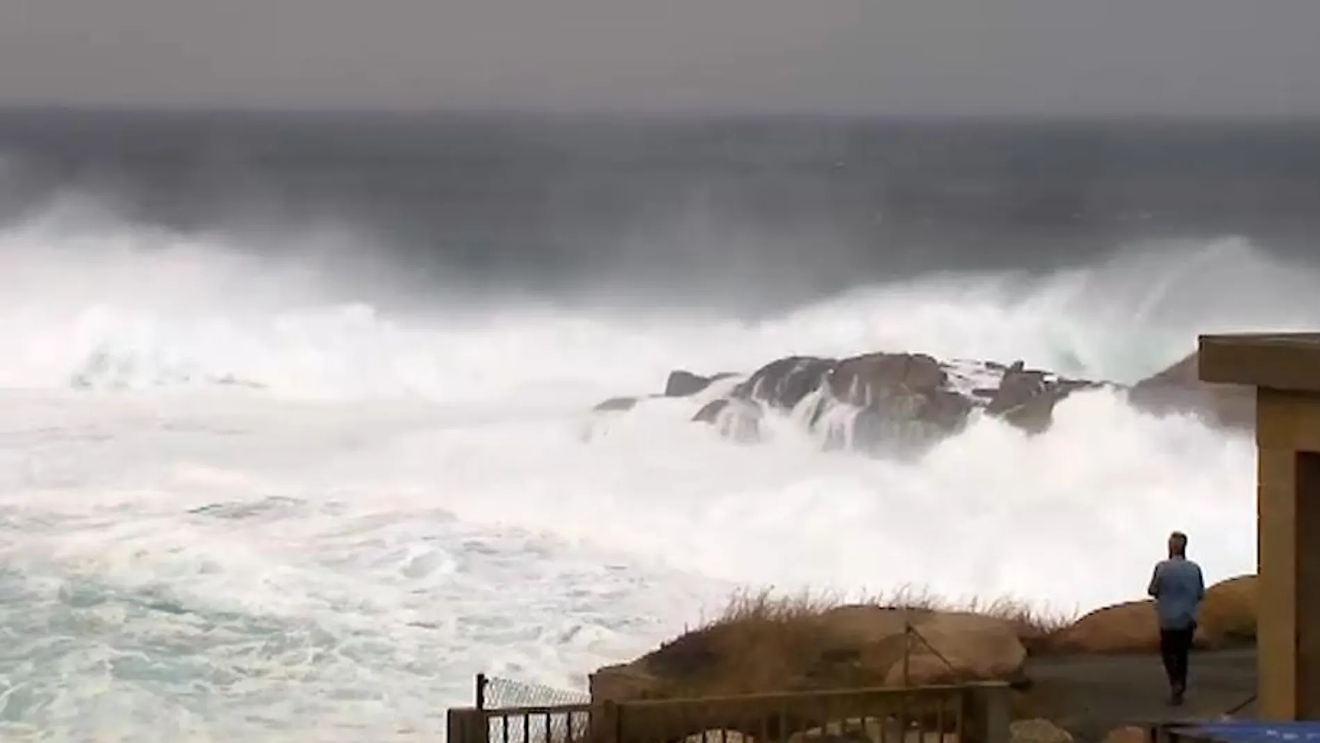 Desde las 15.00 horas de hoy y hasta la próxima madrugada habrá aviso amarillo por olas de entre cuatro y cinco metros.