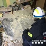 Una placa metálica golpeó el edificio del vecino que murió en Tarragona tras la explosión, el 14 de enero de 2020.@MOSSOS15/01/2020