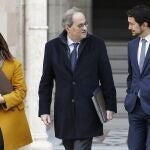 GRAFCAT9777. BARCELONA, 15/01/2020.- El presidente de la Generalitat, Quim Torra (c), acompañado por la consellera de la Presidencia, Meritxell Budó (i) y del conseller de Territori, Damiá Calvet (d), se dirige hacia la reunión semanal del Govern, celebrada este miércoles a la espera que se concrete la fecha de la reunión entre el presidente del Gobierno, Pedro Sánchez y él, a quien la Mesa del Parlament ha ratificado como diputado pese al criterio de la Junta Electoral Provincial de Barcelona. EFE/ Andreu Dalmau