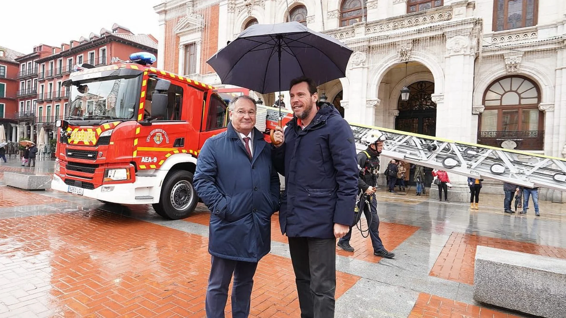 El alcalde de Valladollid, Óscar Puente, y el concejal de Seguridad Ciudadana, Antonio Otero, presentan la nueva autoescala de los Bomberos municipales