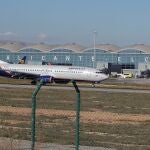 Un avión de la compañía rusa Aeroflot ha sido el primero en aterrizar en el aeropuerto de Alicante-Elche tras ser abierto pasadas las 14 horas después de que tuviera que ser cerrado ayer por un incendio en la cubierta del aeródromo alicantino.