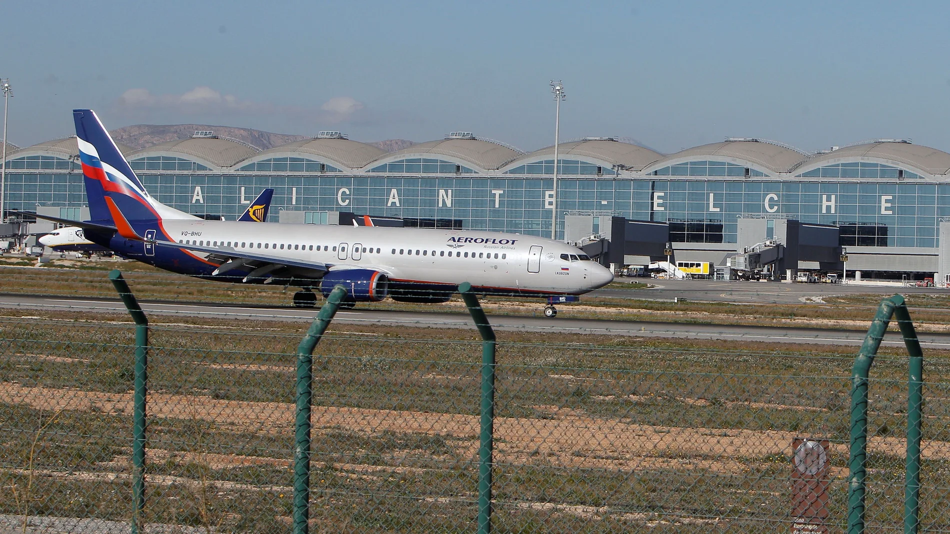 Aeropuerto de Alicante retoma el tráfico de forma progresiva tras el incendio de ayer