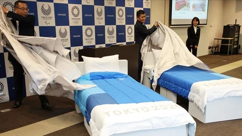 Imagen de la presentación de las camas de la Villa Olímpica