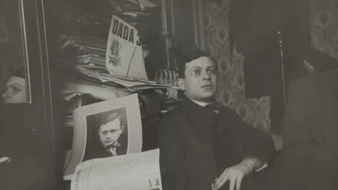 La conmoción que supuso la llegada a París de Tristan Tzara, en la imagen, no tardó demasiado tiempo en desvanecerse.