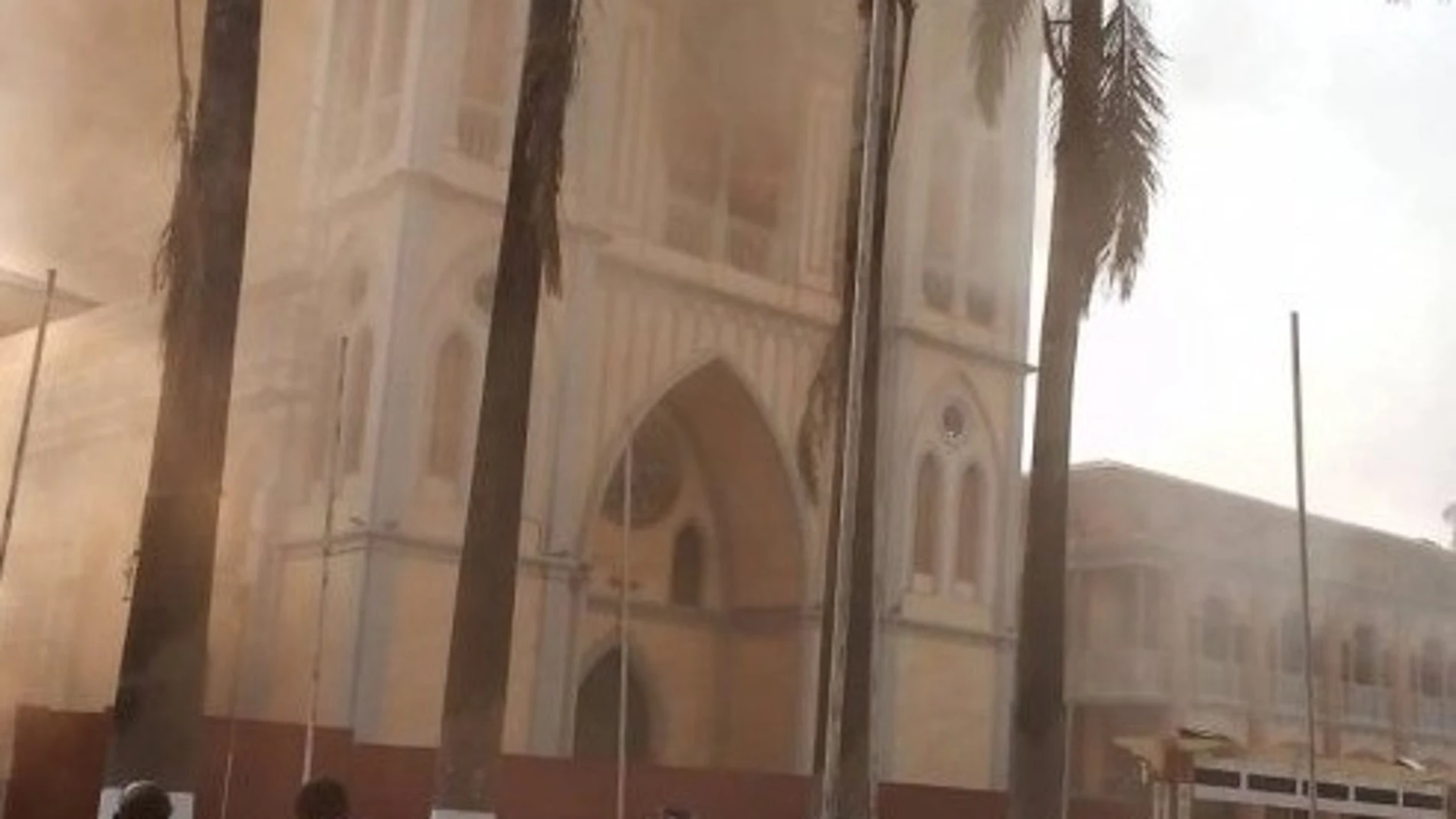 Guinea Ec.- La catedral de Malabo, construida bajo supervisión de Gaudí, sufre un grave incendio