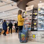 Una clienta en la sección de listo para llevar de un supermercado Lidl