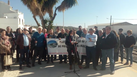 Un centenar de personas piden en Pedrera frenar el deterioro del servicio de trenes en la Sierra Sur