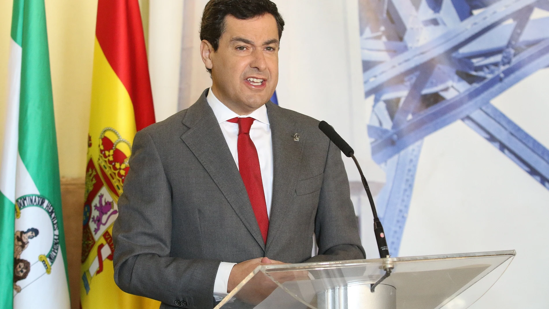 El presidente de la Junta, Juanma Moreno, firma el convenio para la construcción, financiación y puesta en funcionamiento de infraestructuras hidráulicas de saneamiento y depuración de Almería.