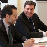 El consejero de Economía y Hacienda, Carlos Fernández Carriedo, durante la reunión con otros dirigentes del PP.