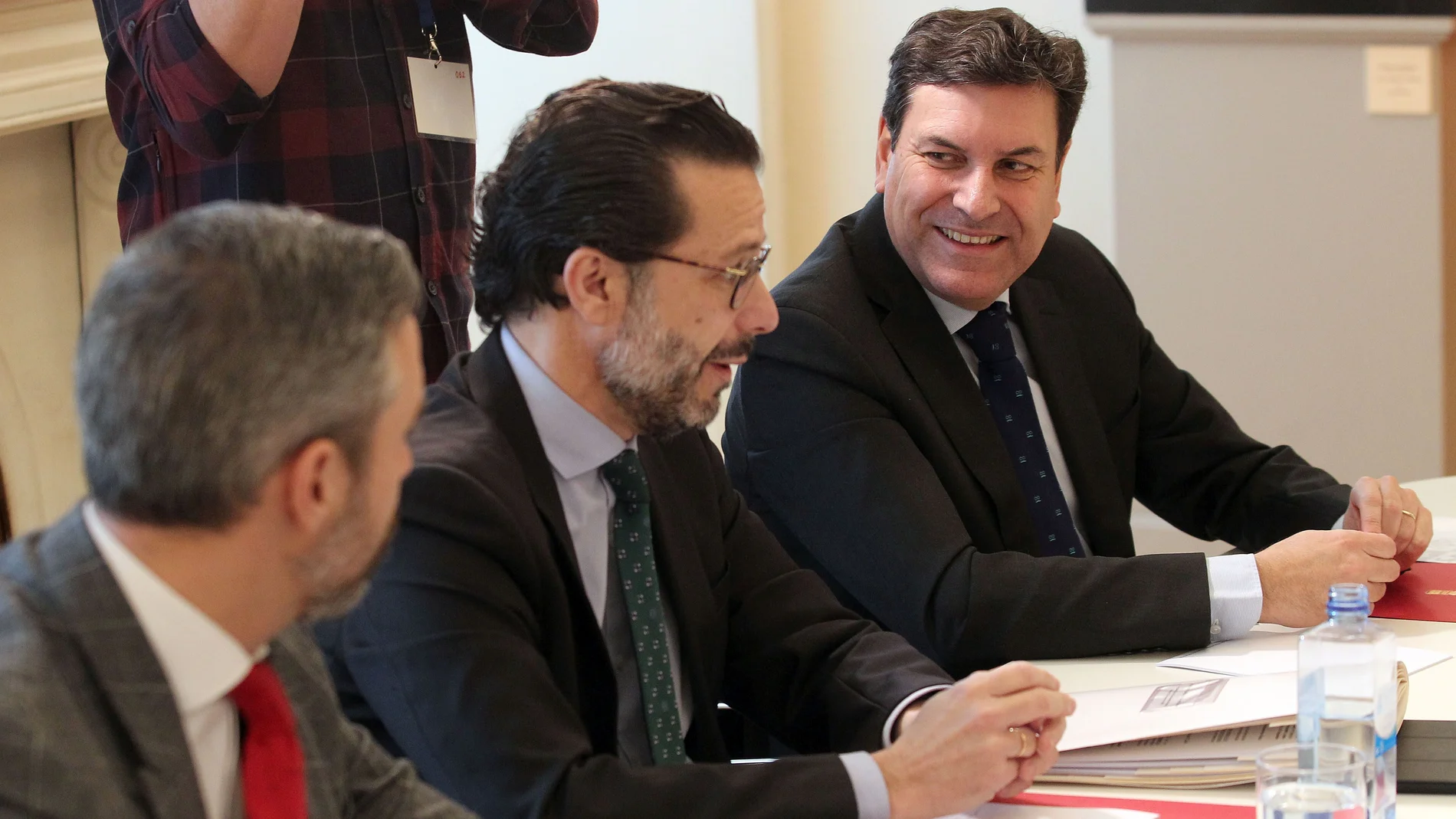 El consejero de Economía y Hacienda, Carlos Fernández Carriedo, durante la reunión con otros dirigentes del PP.