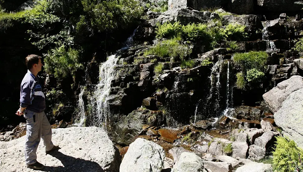 Un turista en una de las cascadas de la Laguna Negra de Urbión en la localidad soriana de Vinuesa, donde nace el Duero