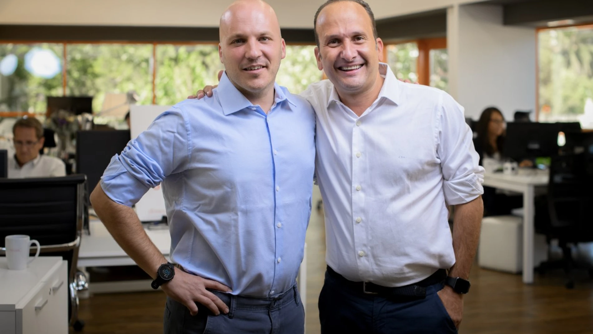 Carlos Prieto, fundador y CEO de Gelt (izquierda), junto al otro fundador de la aplicación, Alberto Benbunán