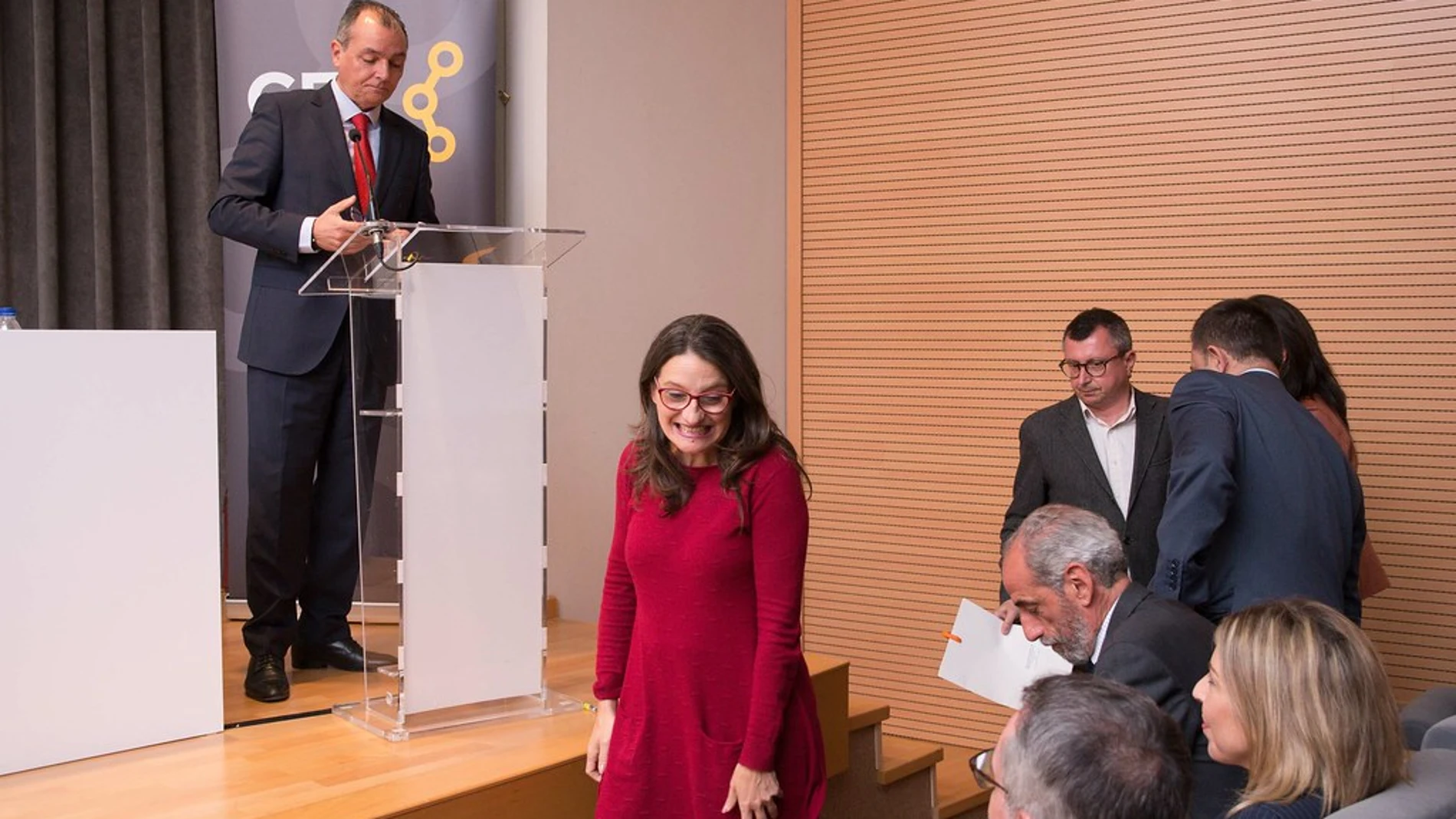 En la imagen, el presidente de la Confederación Empresarial de la Comunitat Valenciana (CEV), Salvador Navarro, y la vicepresidenta del Consell, Mónica Oltra