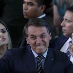 El presidente de Brasil, Jair Bolsonaro, hace gestos durante un evento con jóvenes inmigrantes venezolanos en el Palacio Presidencial en Brasilia (Brasil).