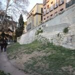 En los jardines de Larra, frente al Palacio Real, se hallaron en septiembre de 2018 nuevos restos de la fortificación árabe junto al muro de contención