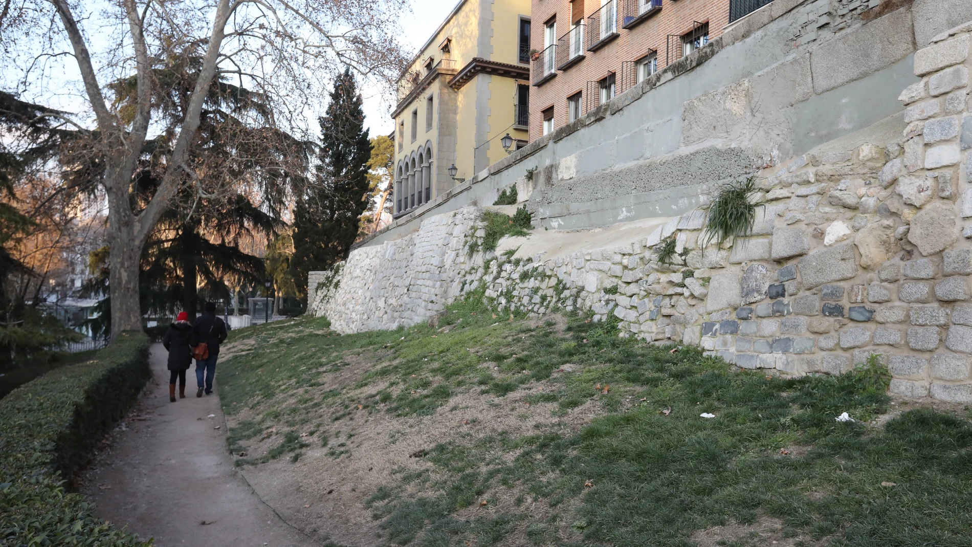 En los jardines de Larra, frente al Palacio Real, se hallaron en septiembre de 2018 nuevos restos de la fortificación árabe junto al muro de contención