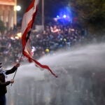 La policía libanesa roció con cañones de agua y gases lacrimógenos las protestas en contra del Gobierno a las afueras del Parlamento.