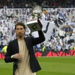 El capitán y defensor del Real Madrid, Sergio Ramos, ofrece a la afición del Santiago Bernabéu el trofeo de la Supercopa de España conseguido ante el Atlético de Madrid, este sábado en la previa del partido de la duodécima jornada de LaLiga Santander ante el Sevilla. EFE/Ballesteros