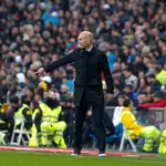 El entrenador del Real Madrid, el francés Zinedine Zidane, da instrucciones a sus jugadores en el partido ante el Sevilla, de LaLiga que se disputa este sábado en el estadio Santiago Bernabéu. EFE/Emilio Naranjo
