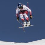 El austriaco Matthias Mayer supera el salto Hundschopf durante la carrera de descenso masculino de la Copa del Mundo de Esquí Alpino FIS en Wengen, Suiza.