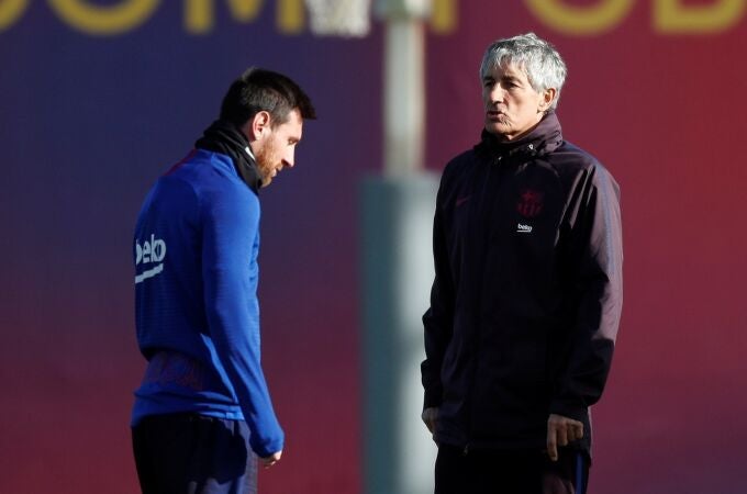 Messi y Setién durante el último entrenamiento del Barça antes de recibir al Granada